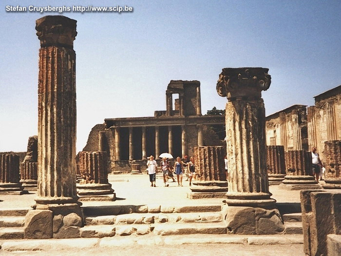 Pompeii - Basilica In 79 n. Chr. viel het leven plots stil in de Romeinse stad Pompeii door een hevige uitbarsting van de Vesuvius. Nu is Pompeii het beste openluchtmuseum om kennis te maken met een Romeinse stad. De basilica aan het forum was het belangrijkste gebouw van de stad. Stefan Cruysberghs